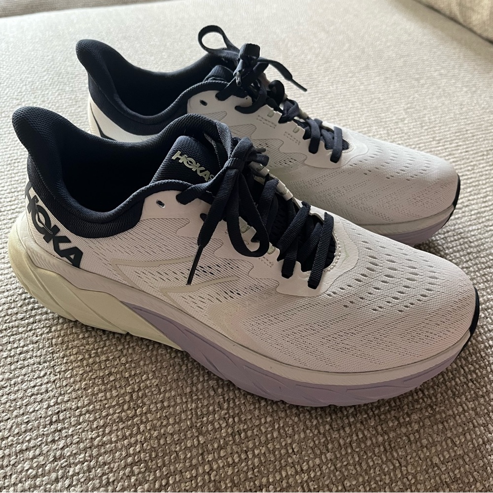 Hoka One One W Arahi 5 side 8.5 wide